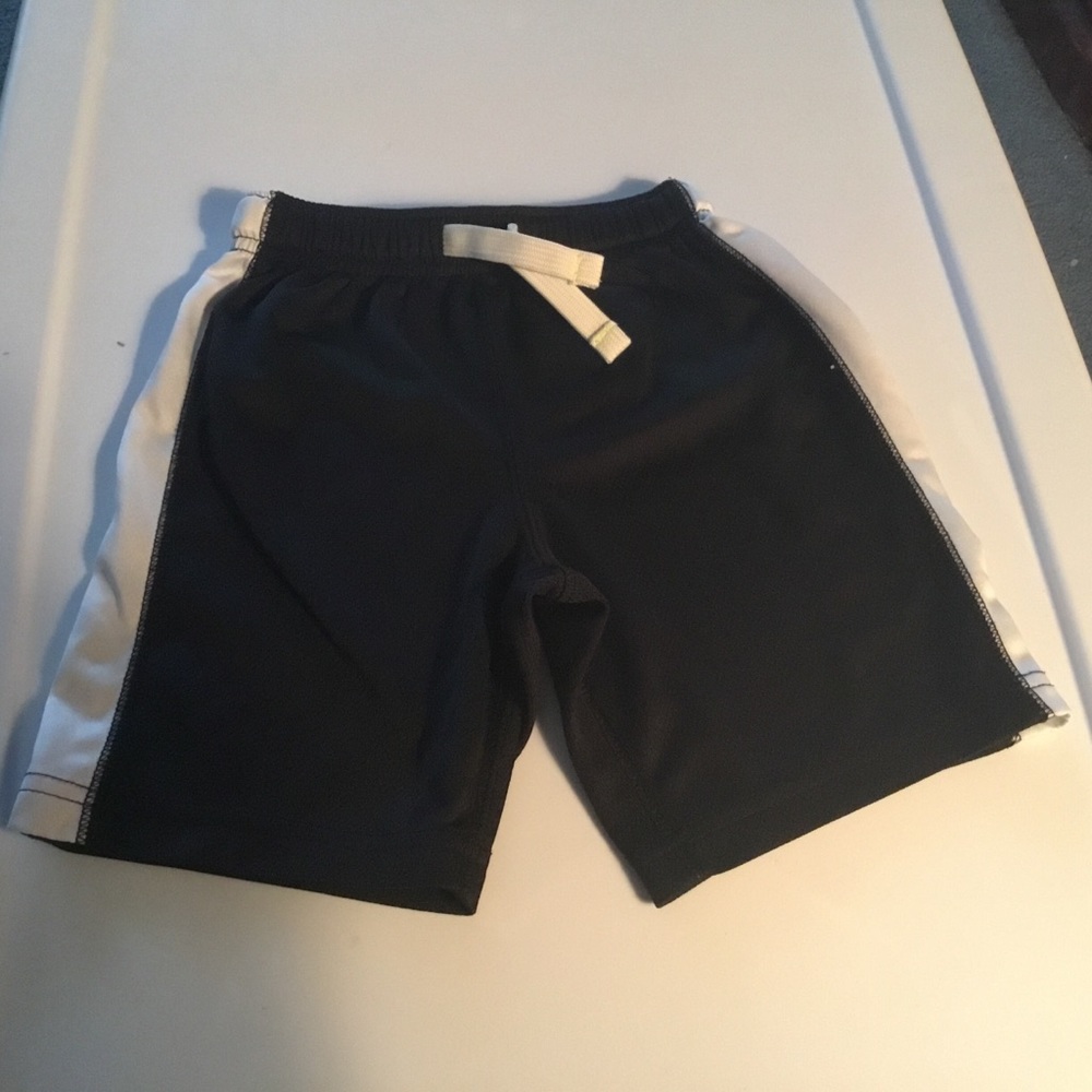 Carter’s Boys Black/White Shorts.  Size 3T